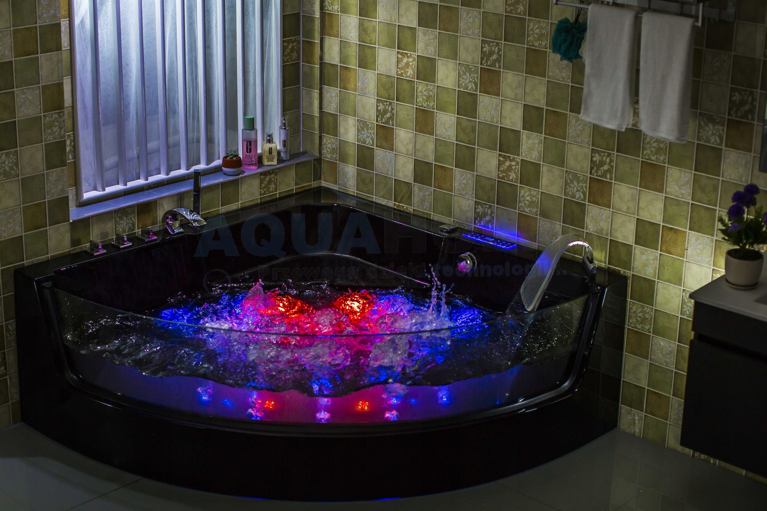 ČIERNY KÚTIK KÚPEĽŇA S HYDROMASÁŽOU 150X150 SKLO