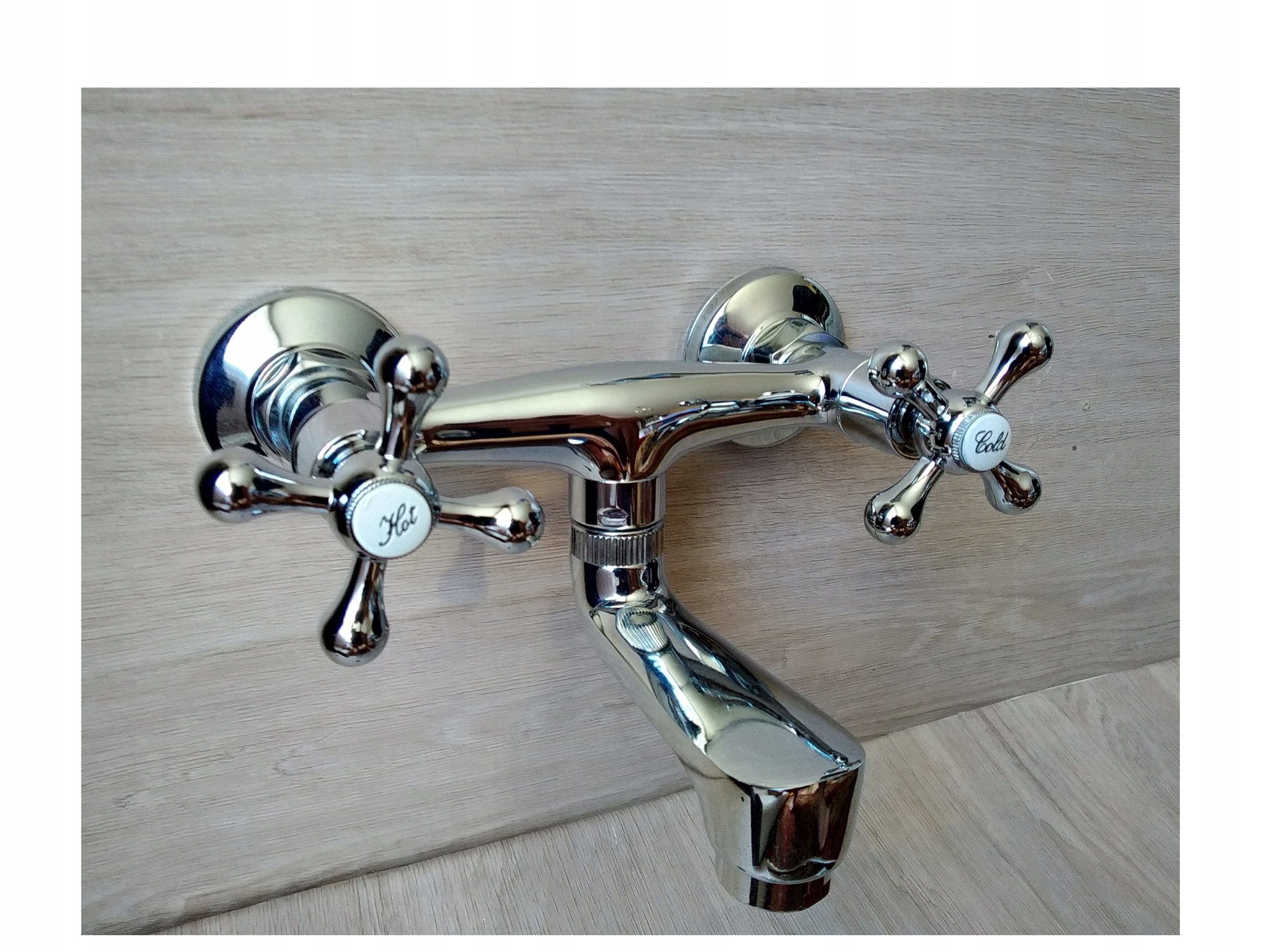 Umyvadlová batéria - Retro nástenný mini faucet, 11 cm výtok
