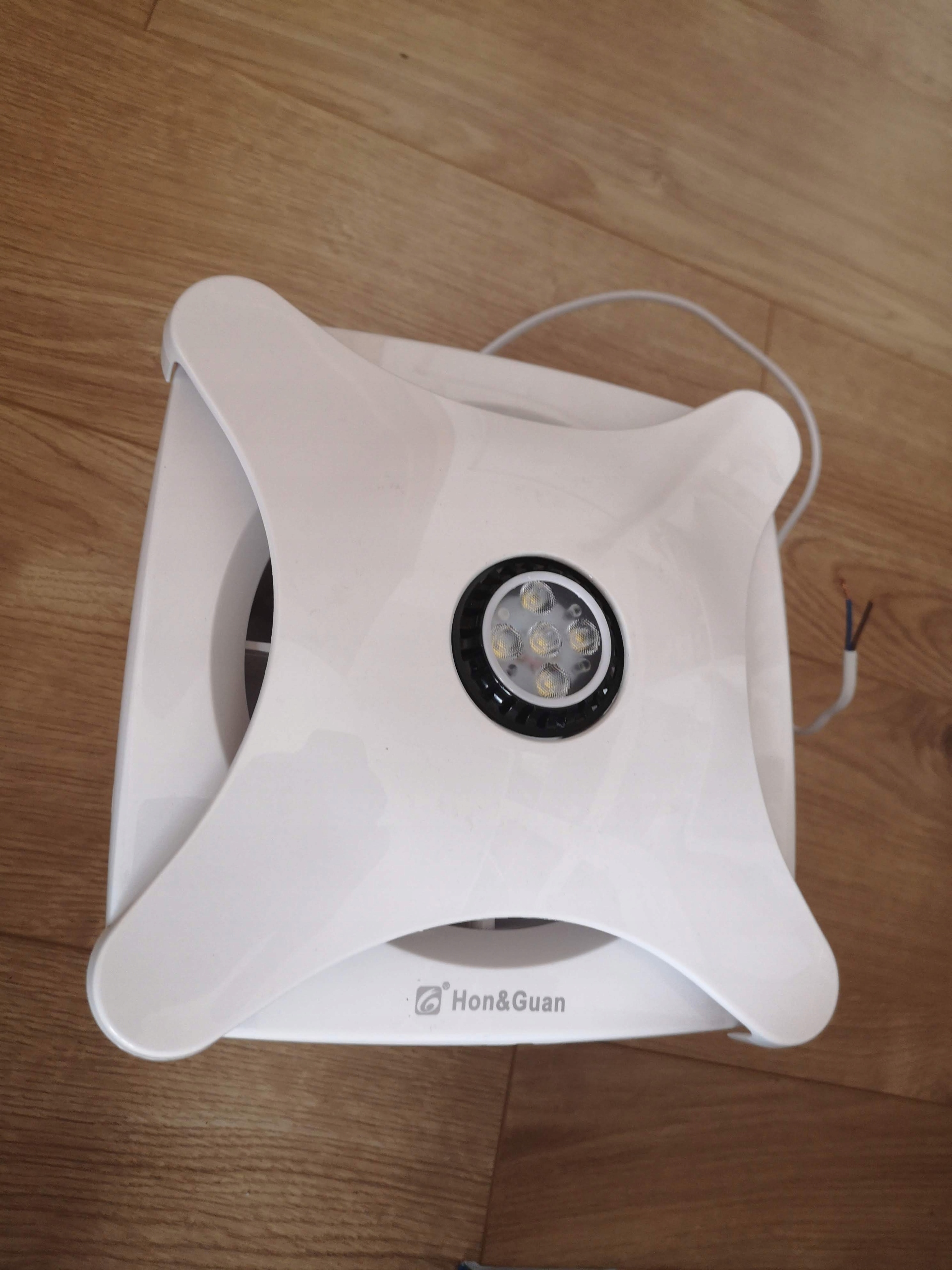 Kupelňový ventilátor - Ventilátor do kúpeľne so žiarovkou